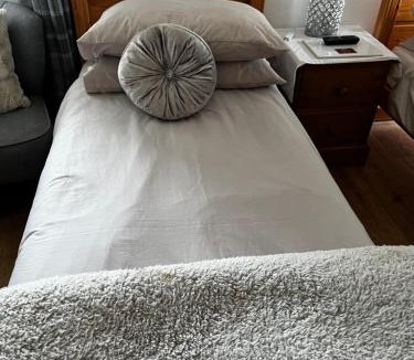 Cross Hands Bed & Breakfast | Beudy Bach