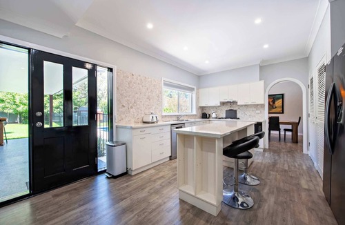 Dubbo House | Beveridge House - Poolside Entertainer, Firepit