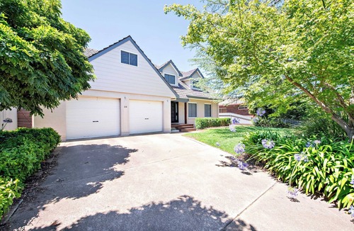 Dubbo House | Beveridge House - Poolside Entertainer, Firepit