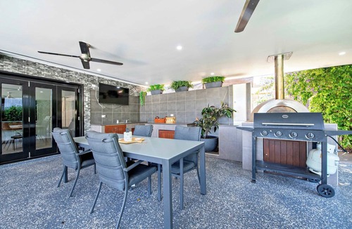 Dubbo House | Beveridge House - Poolside Entertainer, Firepit