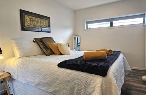 Whangamata House | Beverley Hills Studio Apartment