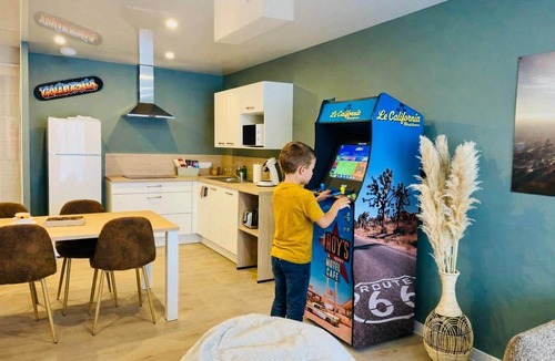 Neuf-Mesnil Apartment | Beverly Hills - Family suite with pool