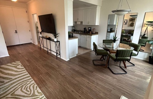 Beverly Hills Apartment | Beverly Hills Vibe 1 BR Apt + Parking, Pool Access