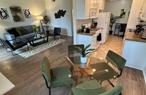 Beverly Hills Apartment | Beverly Hills Vibe 1 BR Apt + Parking, Pool Access