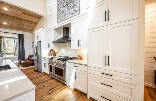 Broken Bow Cabin | Beyond Expectation- Modern cabin-2 minute walk to Restaurants & Entertainment!