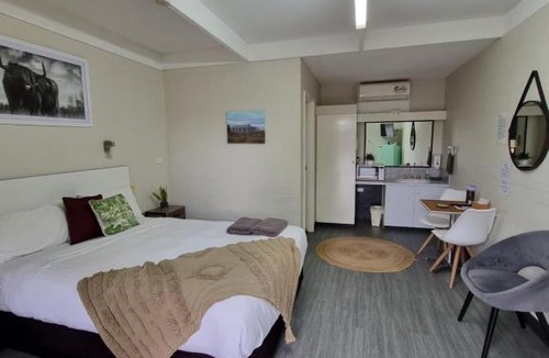 Hay Hotel | Bidgee Motor Inn