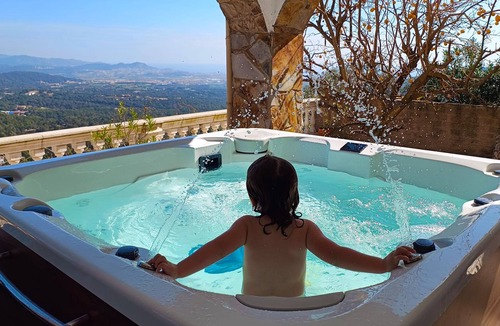 Palafolls Villa | Bienvenido a la "villa Cariño" en las Montañas con Vistas al mar