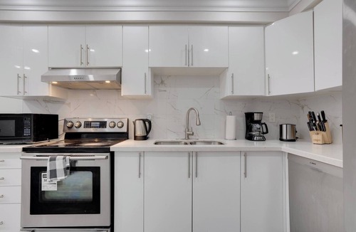 Vaughan House | Big 1bed Suite with fast Internet, Office & Private Bath