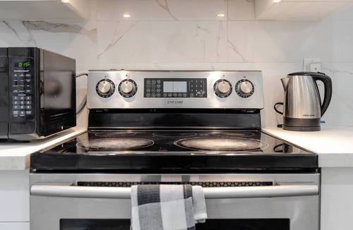 Vaughan House | Big 1bed Suite with fast Internet, Office & Private Bath