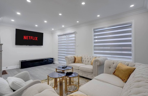 Vaughan House | Big 1bed Suite with fast Internet, Office & Private Bath