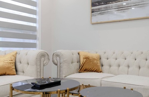 Vaughan House | Big 1bed Suite with fast Internet, Office & Private Bath