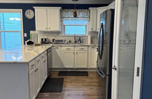 Wildwood Condo | BIG 4 BEDROOM, 2 BATH BEAUTY ! ONLY 1.5 BLOCKS TO THE BEACH AND BOARDS !