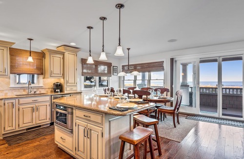 South End Condo | Big 5BR , 3Bth - 2000+ SF. Oceanfront, Elevator, Great Views, Huge beach!