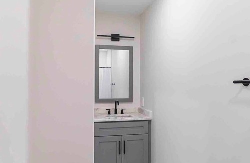 Park View Apartment | BIG, above ground studio- near restaurants!