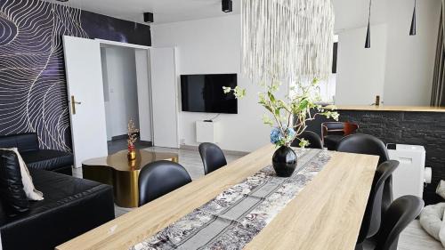 Asiatique Apartment | Big apt for 10p parking free close station metro