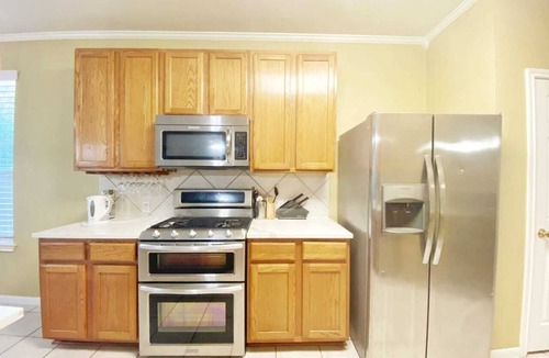 Cat Hollow House | Big Backyard * Fully Furnished*3 BR 2 Bath Home