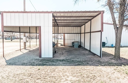 Voss House | Big Bass Bungalow @ Lake Ivie. 1bd/1ba Barndominium. Covered Boat Parking