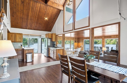 Irons Cottage | Big Bass Lake Retreat-Hot Tub, Wi-Fi, Kayaks