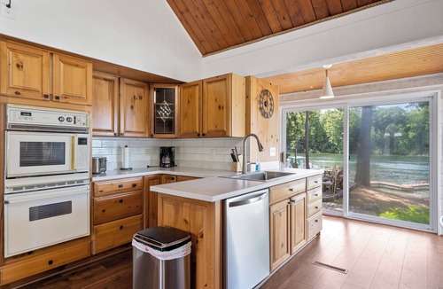 Irons Cottage | Big Bass Lake Retreat-Hot Tub, Wi-Fi, Kayaks