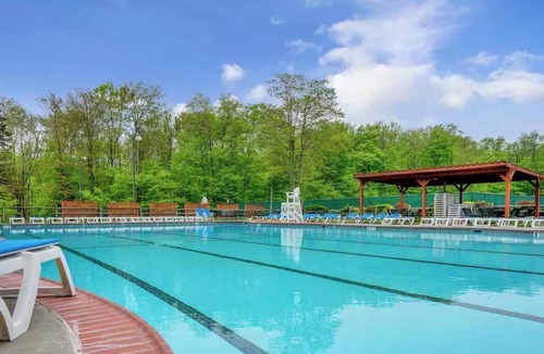Gouldsboro Cabin | Big Basswood Lodge/Cozy Lake Escape/Poconos/Near Skiing/Family Friendly