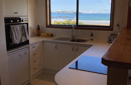 Taupo Bay House | Big Beachfront Bach- the Surf Chalet