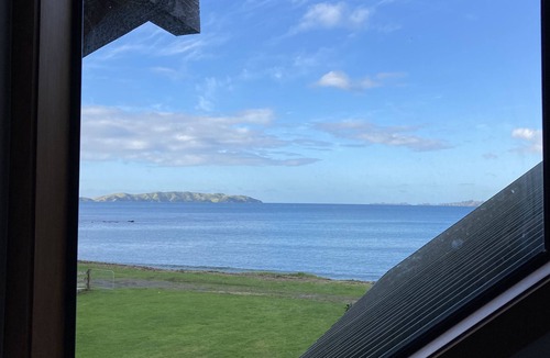 Taupo Bay House | Big Beachfront Bach- the Surf Chalet