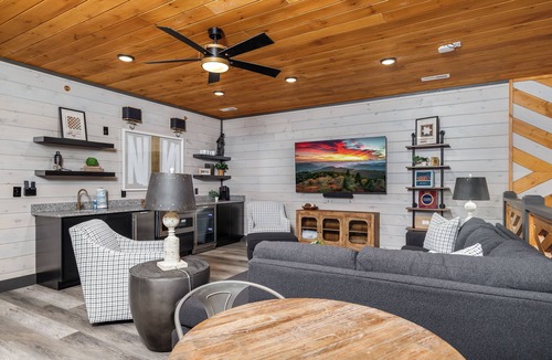 Gatlinburg Cabin | BIG BEAR COVE - 26 BEDROOMS, SLEEPS 100 PEOPLE, LOADED WITH LUXURY!