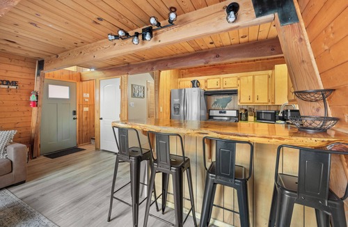 Big Bear City Cabin | Big Bear Lake 2 Miles Hottub Arcade Games Poker Firepit BBQ