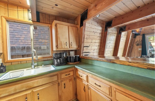Big Bear City Cabin | Big Bear Lake 2 Miles Hottub Arcade Games Poker Firepit BBQ