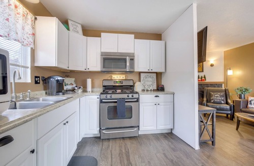 Big Bear City Cabin | Big Bear Ski Hideaway! Cozy Cabin w/Fenced Yard