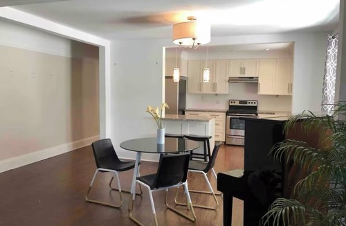 The Beaches House | BIG & BEAUTIFUL- 2Bdrm-Waters Edge Steps Away! Spacious,Bright,Quiet Side Street