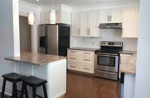 The Beaches House | BIG & BEAUTIFUL- 2Bdrm-Waters Edge Steps Away! Spacious,Bright,Quiet Side Street