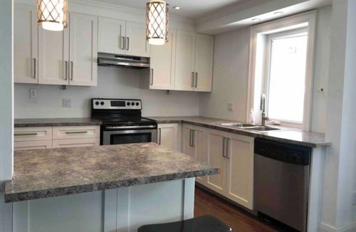 The Beaches House | BIG & BEAUTIFUL- 2Bdrm-Waters Edge Steps Away! Spacious,Bright,Quiet Side Street