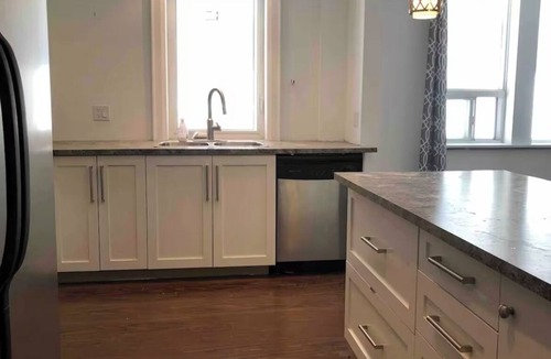 The Beaches House | BIG & BEAUTIFUL- 2Bdrm-Waters Edge Steps Away! Spacious,Bright,Quiet Side Street
