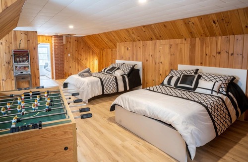Rigaud Cabin | Big Beautiful 6 Bed Chalet Waterfront in Rigaud