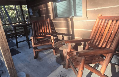 Navasota Cabin | Big Beautiful Cabin amongst Towering Pines