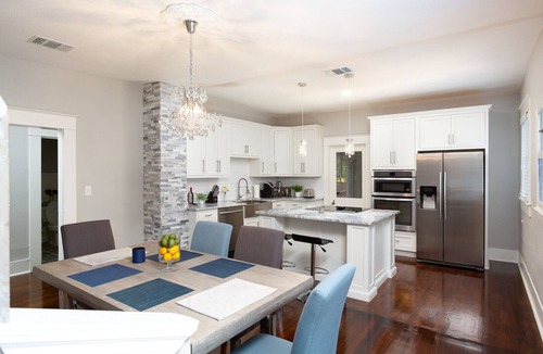 Midtown House | Big Blue Casita steps away from Downtown/Pearl Brewery