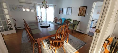 Front Royal House | Big bright family home in town