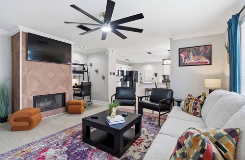 South Baton Rouge House | Big Cat Bungalow Stylish Retreat Near LSU