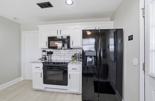 South Baton Rouge House | Big Cat Bungalow Stylish Retreat Near LSU