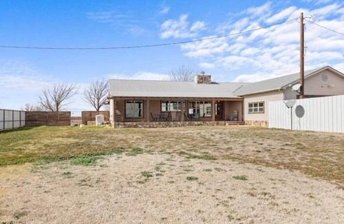 Shallowater House | Big Country Rustic Retreat 16 +