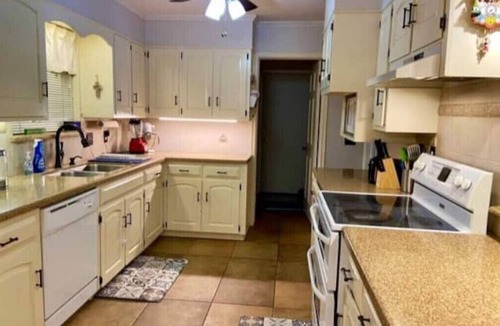 South Tulsa House | “Big Cozy Cottage” -WiFi, Hot Tub, Grill