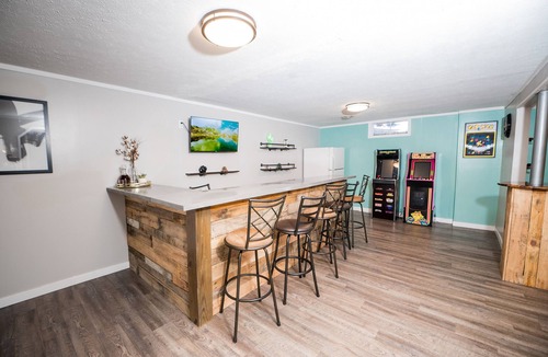 Normal House | BIG, Cozy, Fun house -blocks from ISU and Uptown