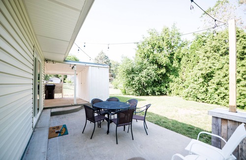 Normal House | BIG, Cozy, Fun house -blocks from ISU and Uptown
