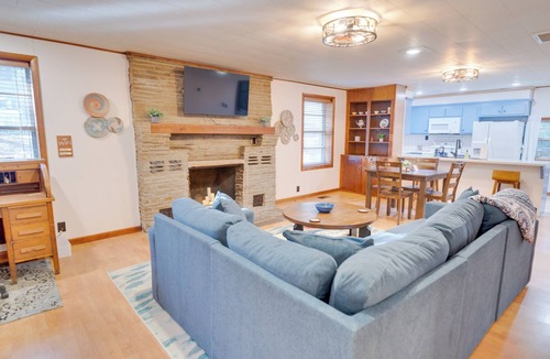 Cookson House | Big Deck Walk2Lake Fish Group Friendly Escape
