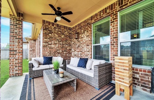 College Park House | BIG Family Getaway📍The Woodlands Open floor plan 🎬🎱🏓 Gated Community SLPS 18