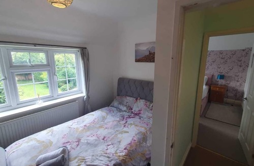 Luton House | Big Family house in London outskirts w/ hot tub (5 minutes to Luton airport!)