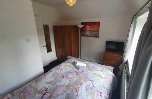 Luton House | Big Family house in London outskirts w/ hot tub (5 minutes to Luton airport!)