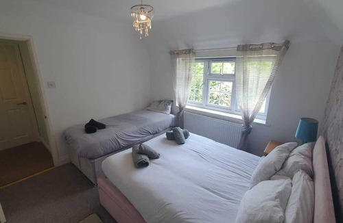 Luton House | Big Family house in London outskirts w/ hot tub (5 minutes to Luton airport!)