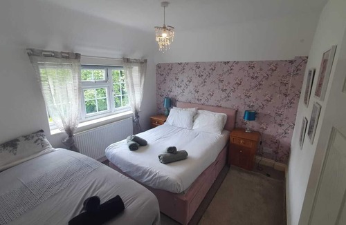 Luton House | Big Family house in London outskirts w/ hot tub (5 minutes to Luton airport!)